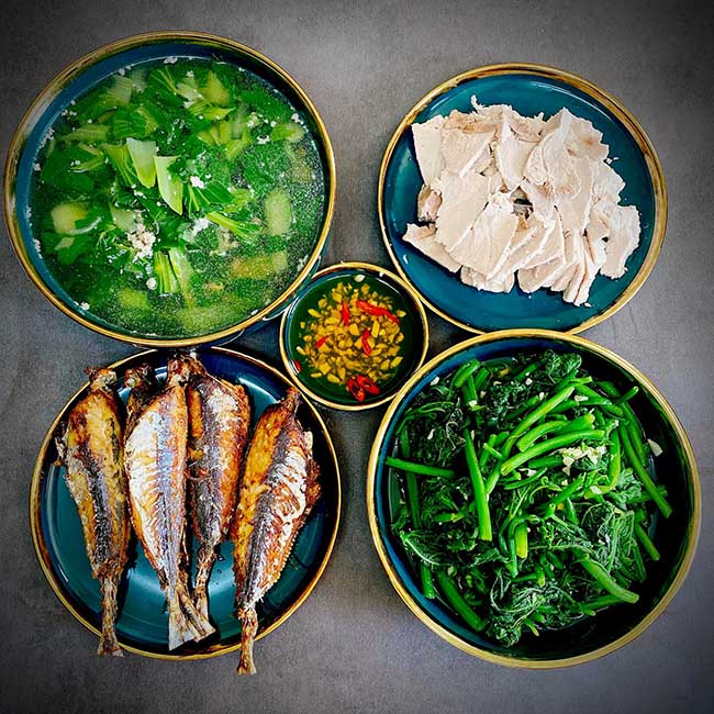 - Canh thịt bằm rau cải

- Cá nục một nắng chiên giòn

- Ngọn bí xào tỏi

- Thịt heo luộc
