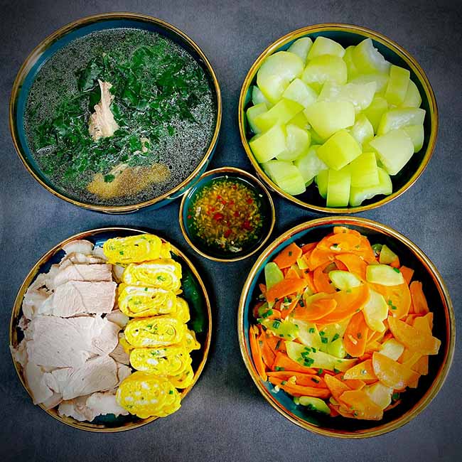 - Canh rau ngót nấu xương

- Thịt luộc,&nbsp;trứng cuộn

- Su su và cà rốt xào

- Bầu luộc
