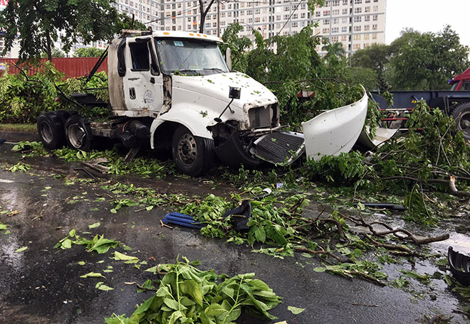 Xe container mất kiểm soát húc đổ hàng loạt cây xanh trên xa lộ Hà Nội