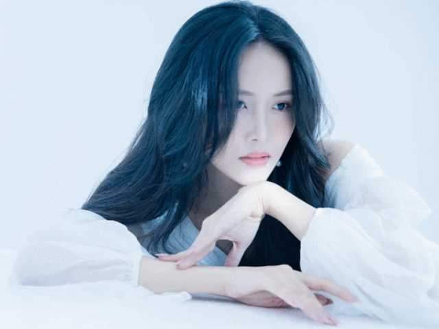 Đời sống Showbiz - Á hậu nổi tiếng tiết lộ phải "còng lưng" trả nợ lô đề cho mẹ ruột