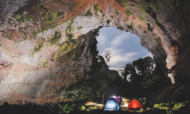 Du khách cắm trại trong hang Sơn Đoòng.