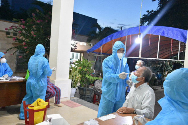 Nhân viên y tế lấy mẫu xét nghiệm COVID-19 cho người dân thị xã Hoài Nhơn