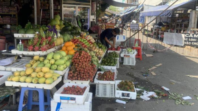 TP.HCM: Nhiều chợ đóng cửa, giá rau tăng cao, thịt ế ẩm - 1