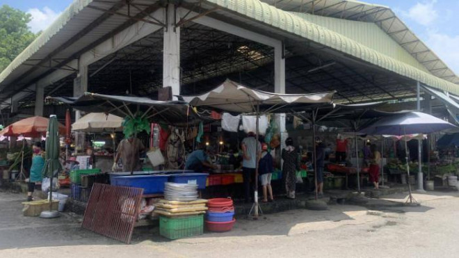 TP.HCM: Nhiều chợ đóng cửa, giá rau tăng cao, thịt ế ẩm - 6