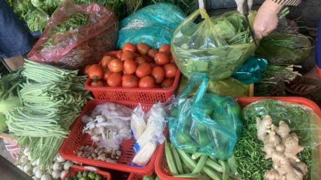 TP.HCM: Nhiều chợ đóng cửa, giá rau tăng cao, thịt ế ẩm - 8
