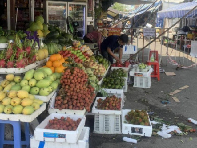 Thị trường - Tiêu dùng - TP.HCM: Nhiều chợ đóng cửa, giá rau tăng cao, thịt ế ẩm