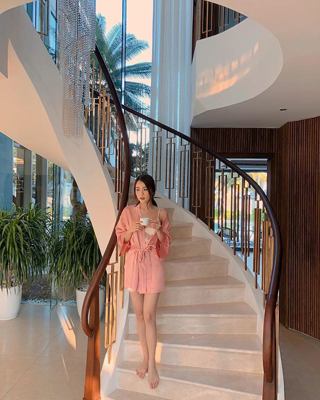Hot girl, MC, diễn viên&nbsp;Sam thường xuyên được nhắc tới là người&nbsp;sở hữu hơn 50 tỷ ở tuổi 30.
