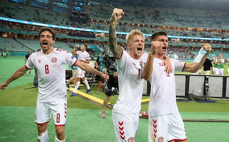 Eriksen gửi đồng đội Đan Mạch tin vui, fan tạo &#34;mưa bia&#34; ăn mừng vào bán kết EURO - 1