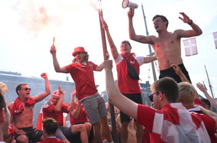 Eriksen gửi đồng đội Đan Mạch tin vui, fan tạo &#34;mưa bia&#34; ăn mừng vào bán kết EURO - 11