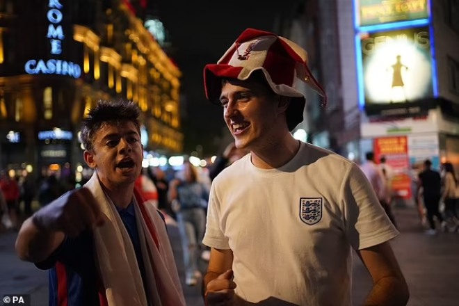 Người hâm mộ đổ về London ăn mừng chiến tích&nbsp;của "Tam sư"