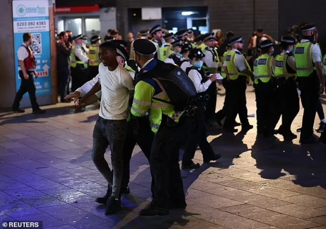 Người hâm mộ ẩu đả với cảnh sát sau trận tứ kết EURO giữa Anh và Ukraine