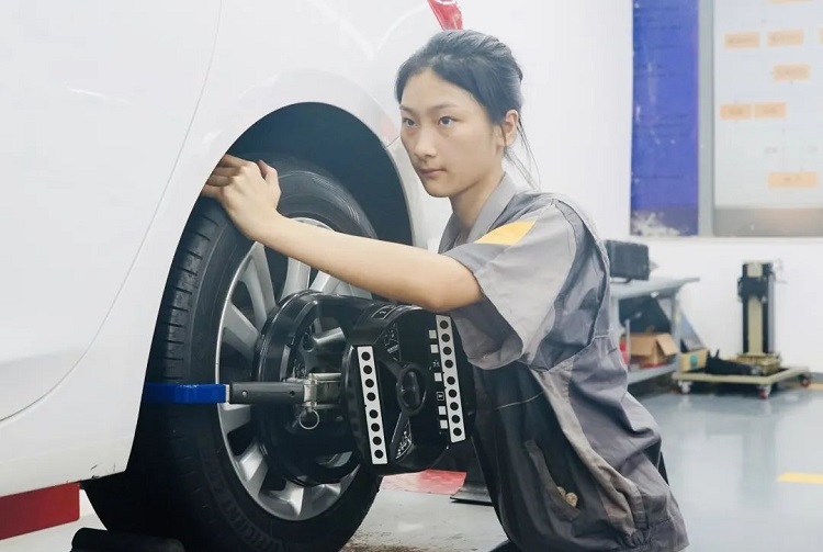 Nhan sắc nữ sinh giành giải nhất cuộc thi sửa chữa ôtô “gây bão” - 4
