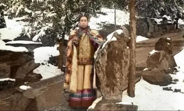 Từ Hi thái hậu mê chụp ảnh nhưng xa lạ với các sản phẩm công nghiệp tiên tiến khác của phương Tây