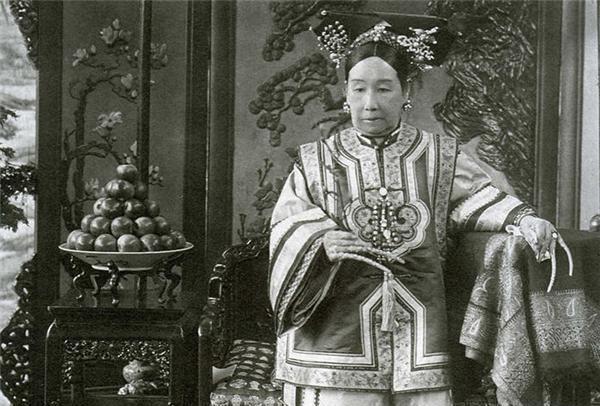 Từ Hi thái hậu rất thích chụp ảnh vì khi xem ảnh, bà thấy giống mình hơn hình vẽ lại