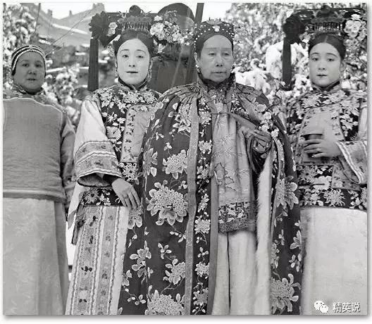 Nữ quan Dụ Đức Linh (đứng thứ hai từ trái sang), người hướng dẫn thái hậu cách chụp ảnh tự nhiên