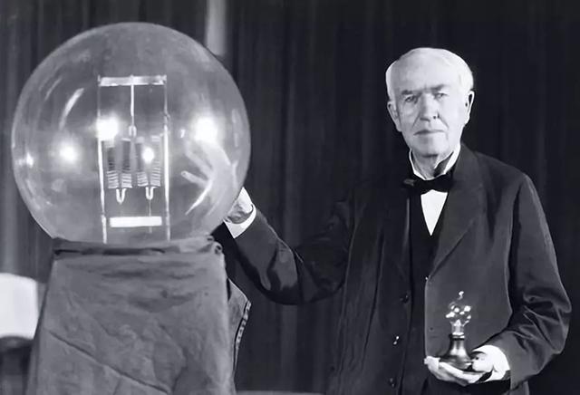 Lần đầu thấy bóng đèn sợi đốt, Từ Hi thái hậu tưởng đây là máy ảnh