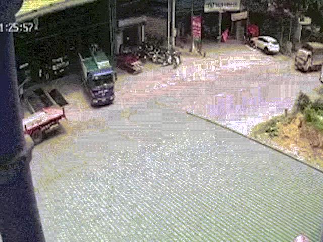 Tin tức trong ngày - Clip: Đâm vào xe tải đang đỗ, vợ tài xế tử vong, con trai 4 tuổi trọng thương