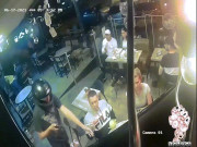 Thế giới - Video: Bị kẻ cướp cầm súng chĩa sau lưng, phản ứng của thực khách gây gây bất ngờ