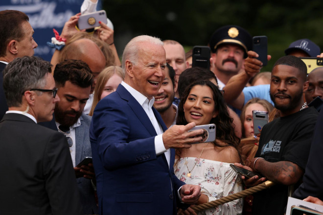 Tổng thống Joe Biden chụp ảnh cùng người tham dự hôm 4-7. Ảnh: Reuters