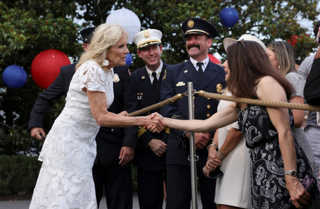 Đệ nhất phu nhân Mỹ Jill Biden bắt tay trò chuyện với người tham dự sự kiện. Ảnh: Reuters