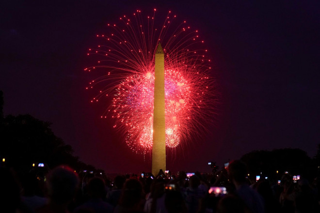 Màn pháo hoa ở hồ phản chiếu Đài tưởng niệm Lincoln tại Washington-Mỹ. Ảnh: Reuters