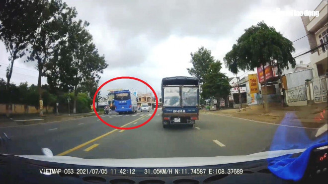 Nhiều người đi đường một phen thót tim cảnh xe khách vượt ẩu.