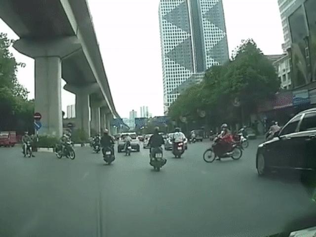 Tin tức trong ngày - Pha đánh lái "thần sầu" của tài xế ô tô