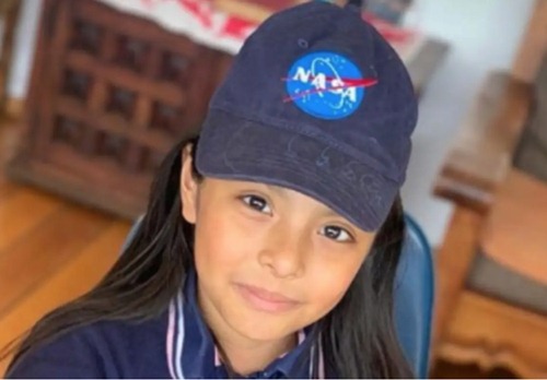 Kỳ lạ bé gái 9 tuổi có IQ cao hơn Einstein và Hawking, học một lúc 2 trường đại học - 1