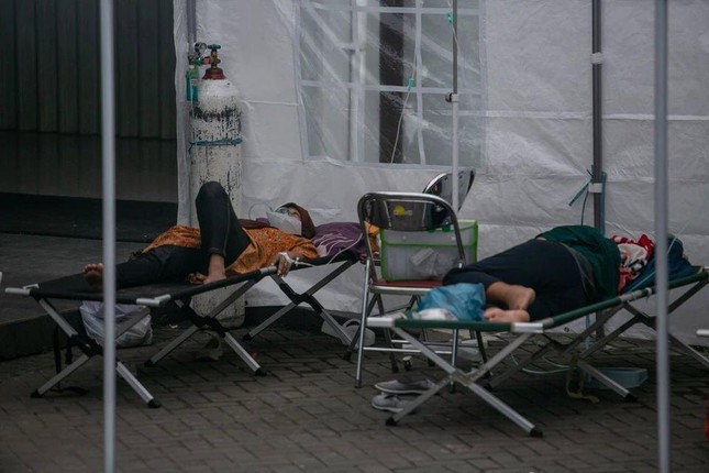 Bệnh nhân COVID-19 nằm trong lều tạm. Ảnh: Reuters