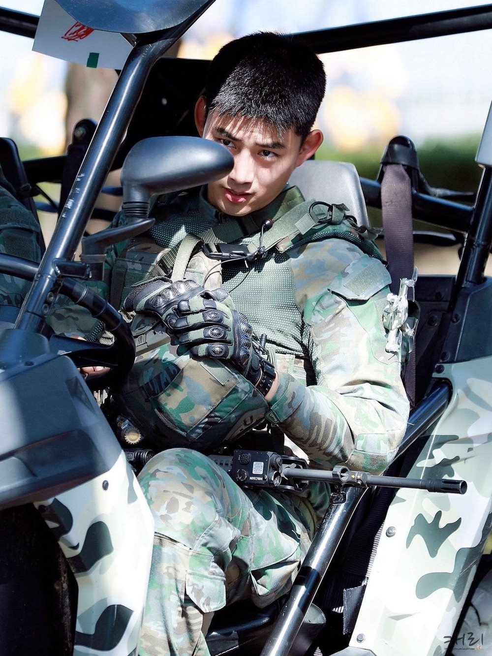 Câu chuyện về "anh lính trăm kí" Ok Taecyeon đang là chủ đề khiến dân mạng xôn xao.