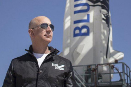 Đại tỷ phú Jeff Bezos nghỉ hưu, cầm 200 tỷ USD bay vào không gian