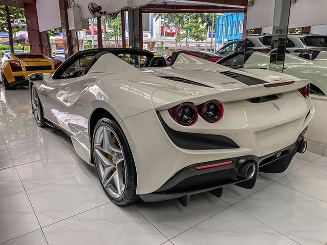 Chi tiết siêu xe Ferrari F8 Tributo màu trắng độc nhất Việt Nam - 4