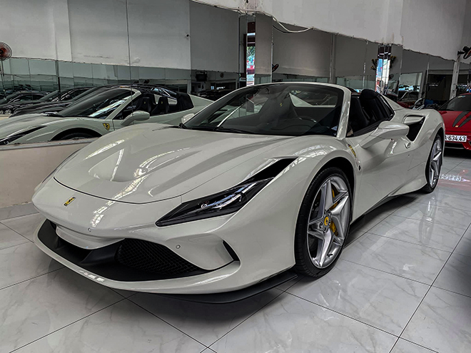 Chi tiết siêu xe Ferrari F8 Tributo màu trắng độc nhất Việt Nam - 3