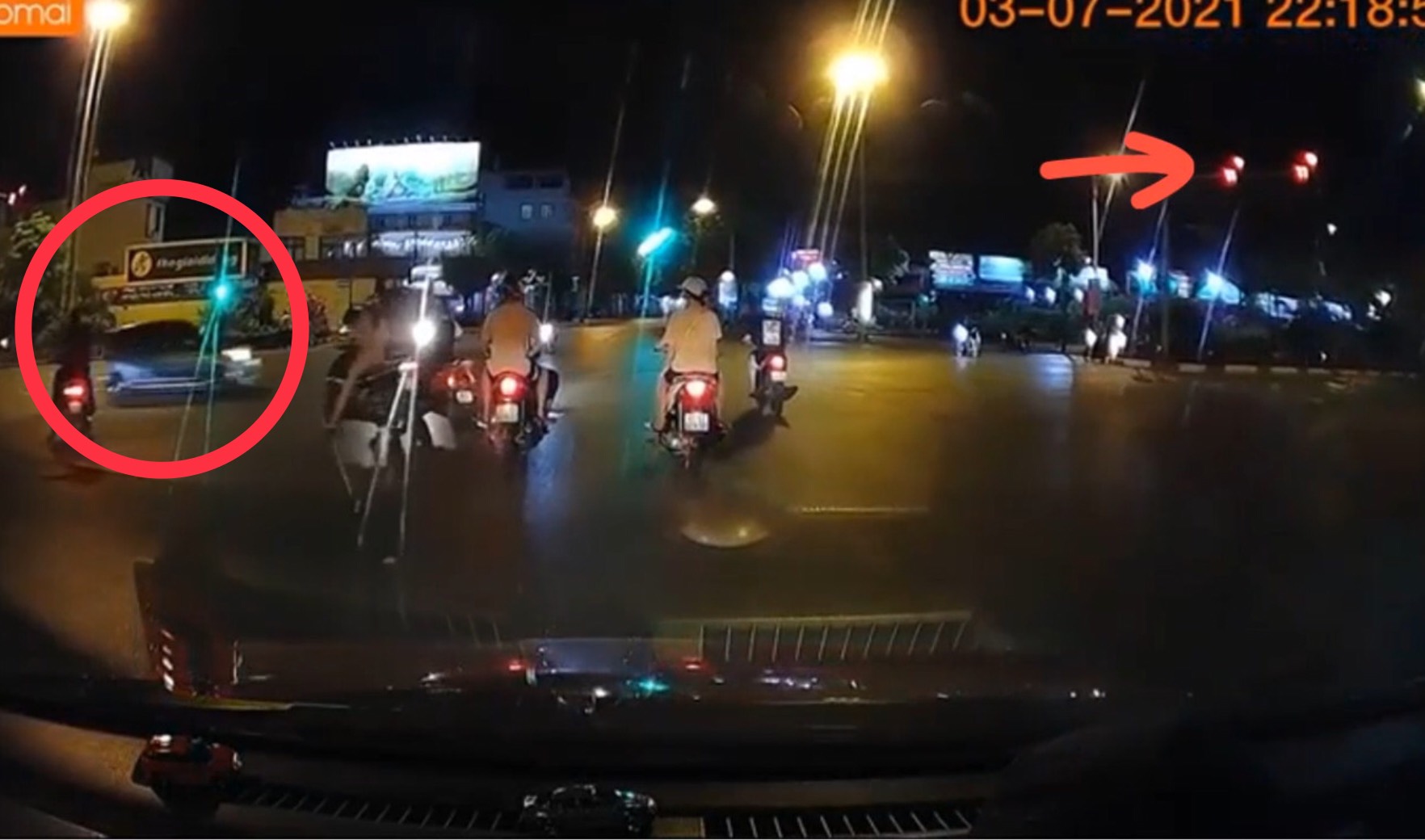 Cố phóng nhanh vượt đèn đỏ, ô tô gây tai nạn kinh hoàng cho lái xe máy.