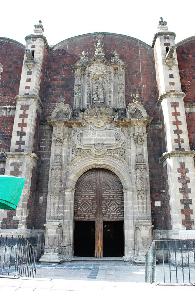 Nhà thờ Santa Veracruz đang dần chìm: Nhà thờ này bị chìm xuống bởi vì nó được xây dựng dưới đáy hồ với mặt đất xung quanh nó quá mềm để có thể tạo nên một công trình vĩ đại như vậy.&nbsp;
