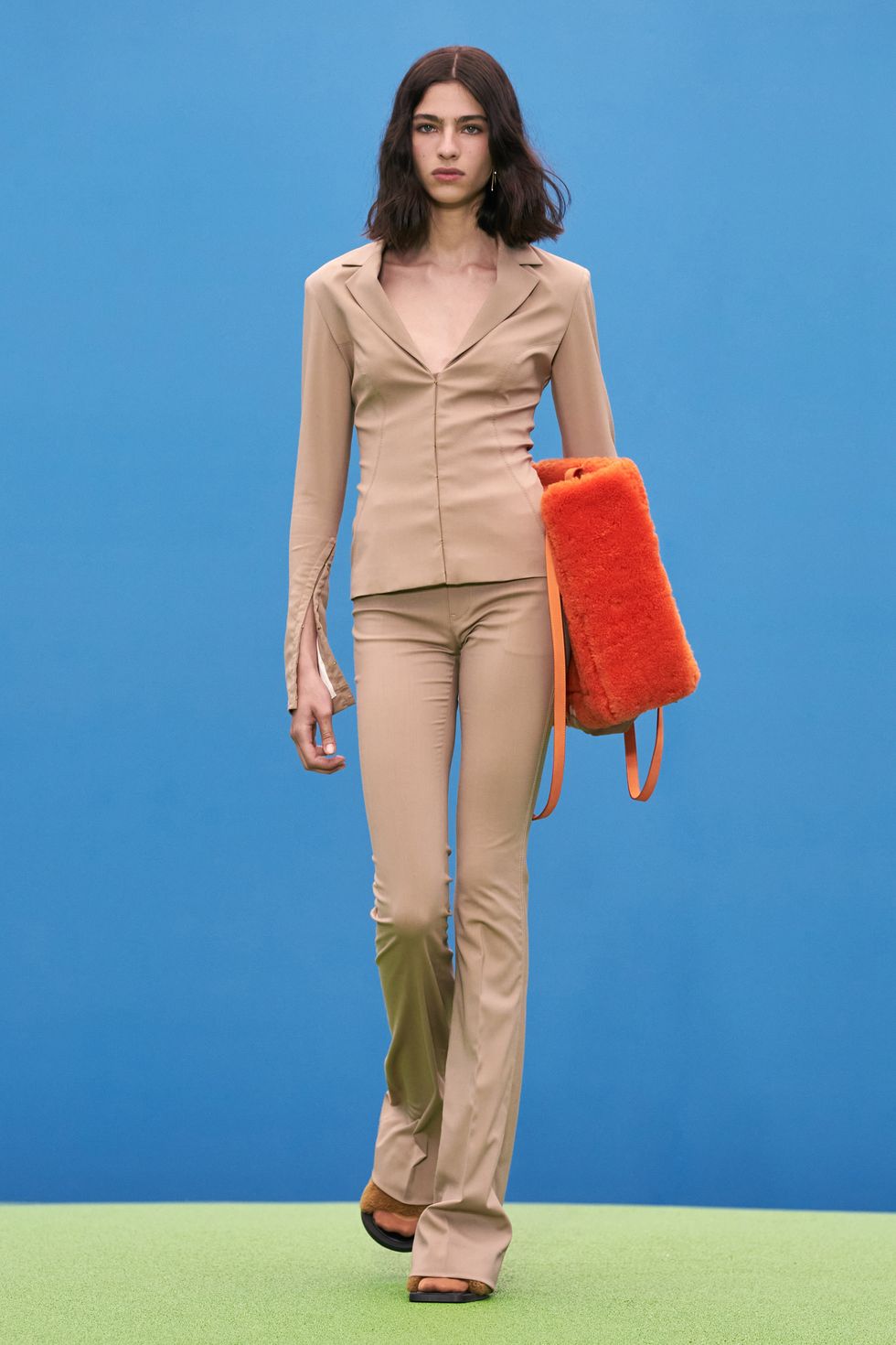 Điểm nhấn đơn giản và dễ thương trên sàn diễn của Jacquemus - 1