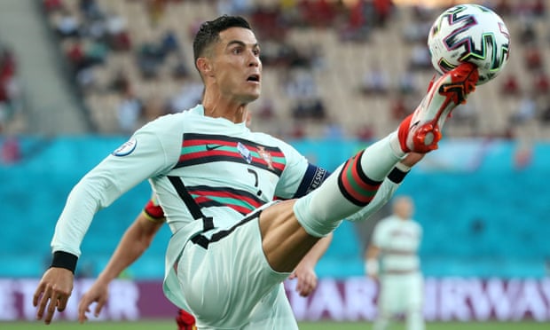 The Rock bị Ronaldo vượt mặt trên BXH đặc biệt nửa đầu năm 2021 - 1