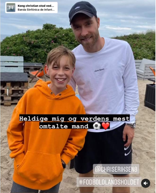 Cậu bé người bản địa Bjorn Bindzus vui vẻ chụp ảnh cùng tiền vệ Christian Eriksen ở làng chài Tisvilde