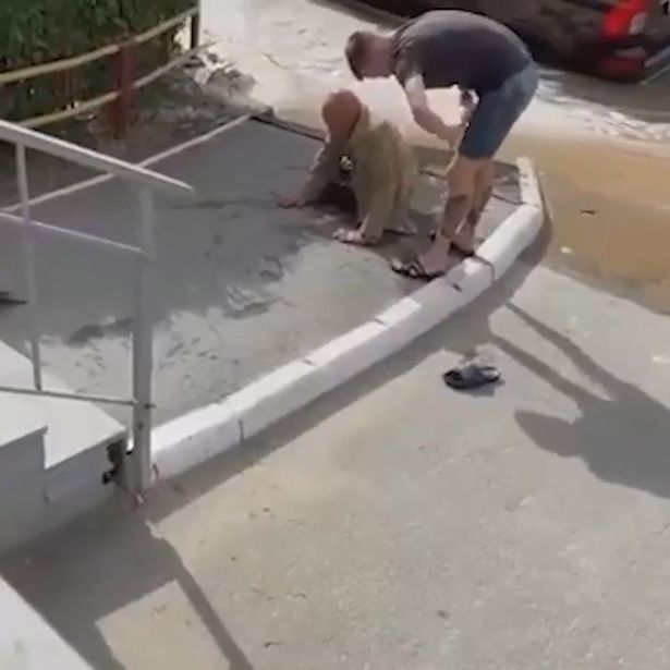 Người đàn ông may mắn được giải cứu kịp thời.