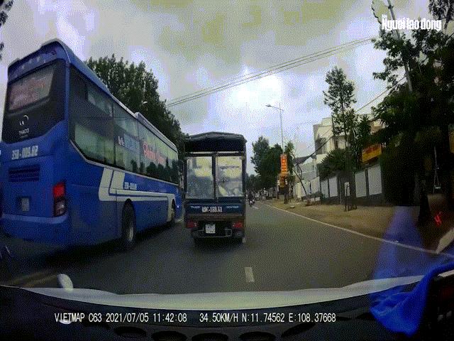 Tin tức trong ngày - Clip: Xe khách vượt ẩu kinh hoàng khiến nhiều người thót tim ở Lâm Đồng