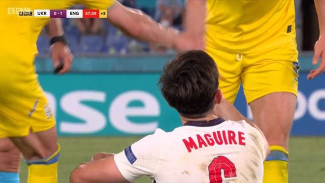 Yarmolenko cản tay đồng đội không cho chạm vào Maguire