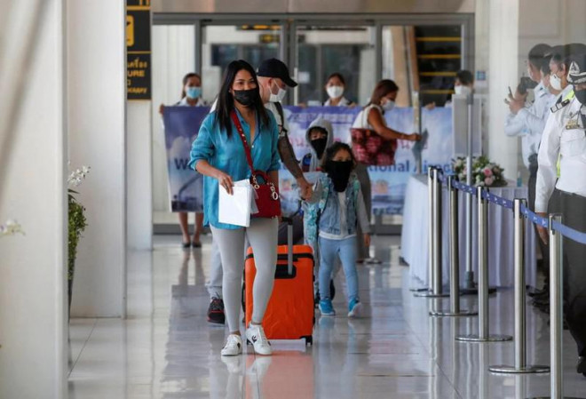 Những du khách quốc tế đầu tiên tới Phuket (Thái Lan) sau khi mô hình "hộp cát" được áp dụng hôm 1-7. Ảnh: REUTERS