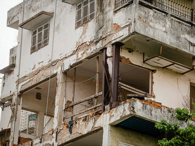 Tin tức trong ngày - Người dân "bán mạng", sống trong nhà tập thể cũ nứt toác, sắp sập