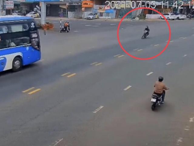 Tin tức trong ngày - Clip: Tài xế xe máy "lái lụa" thoát “tử thần” trước mũi xe khách vượt ẩu, lấn làn