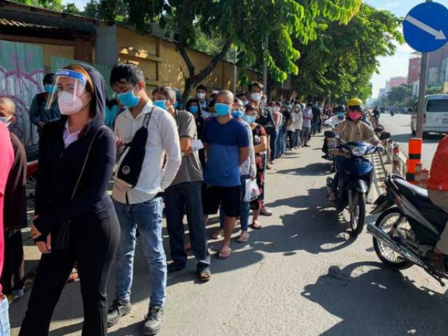 Tin tức trong ngày - Tin tức 24h qua: Cần "giấy thông hành", người dân TPHCM xếp hàng dài chờ xét nghiệm COVID-19