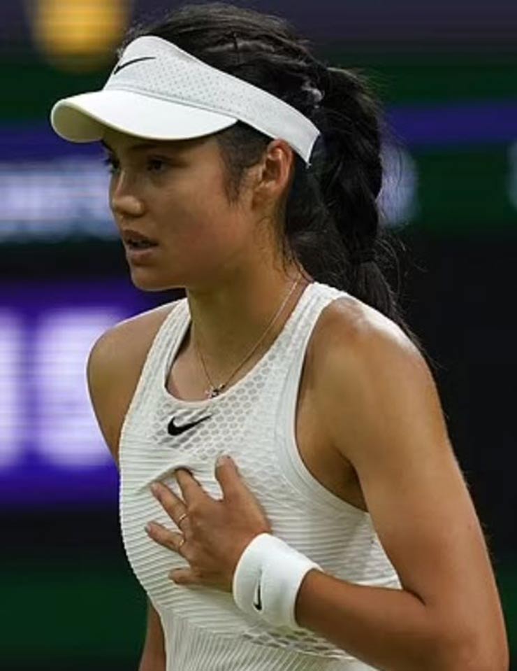 Hot girl 18 tuổi bỏ Wimbledon trong nước mắt, dư luận chỉ trích những kẻ ăn theo - 1