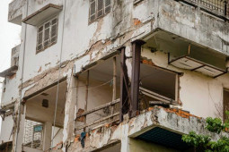 Tin tức trong ngày - Người dân "bán mạng", sống trong nhà tập thể cũ nứt toác, sắp sập