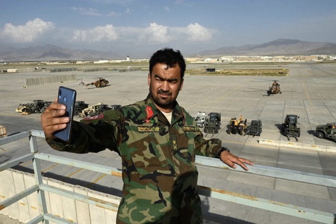Binh sĩ Afghanistan chụp ảnh selfie tại căn cứ Bagram hôm 5.7.