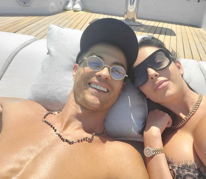 Ronaldo và bạn gái Rodriguez trên chiếc siêu du thuyền