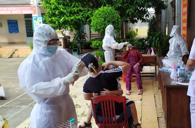 Lấy mẫu xét nghiệm SARS-CoV-2 cho người dân ở huyện Thống Nhất, Đồng Nai.